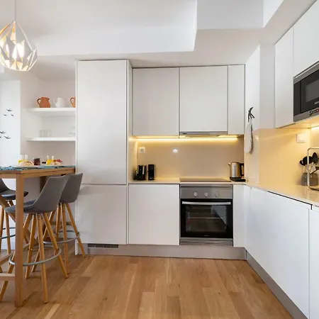 Portuguese Modern Style Flat For 4 Lejlighed
