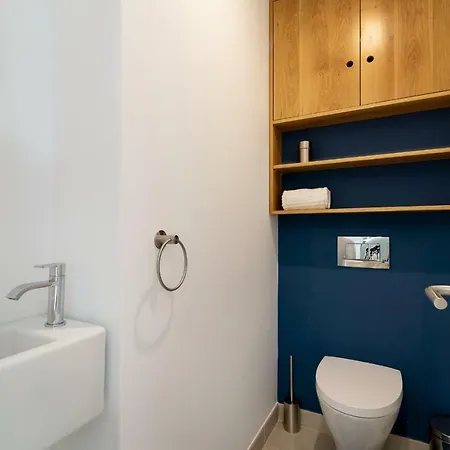 Portuguese Modern Style Flat For 4 شقة